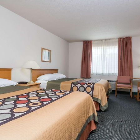 Super 8 By Wyndham Sheldon Hotel Bagian luar foto