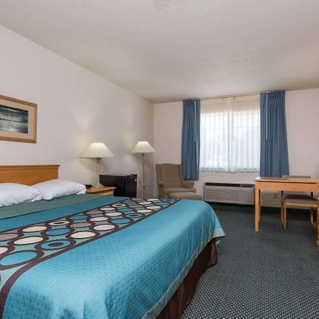Super 8 By Wyndham Sheldon Hotel Bagian luar foto
