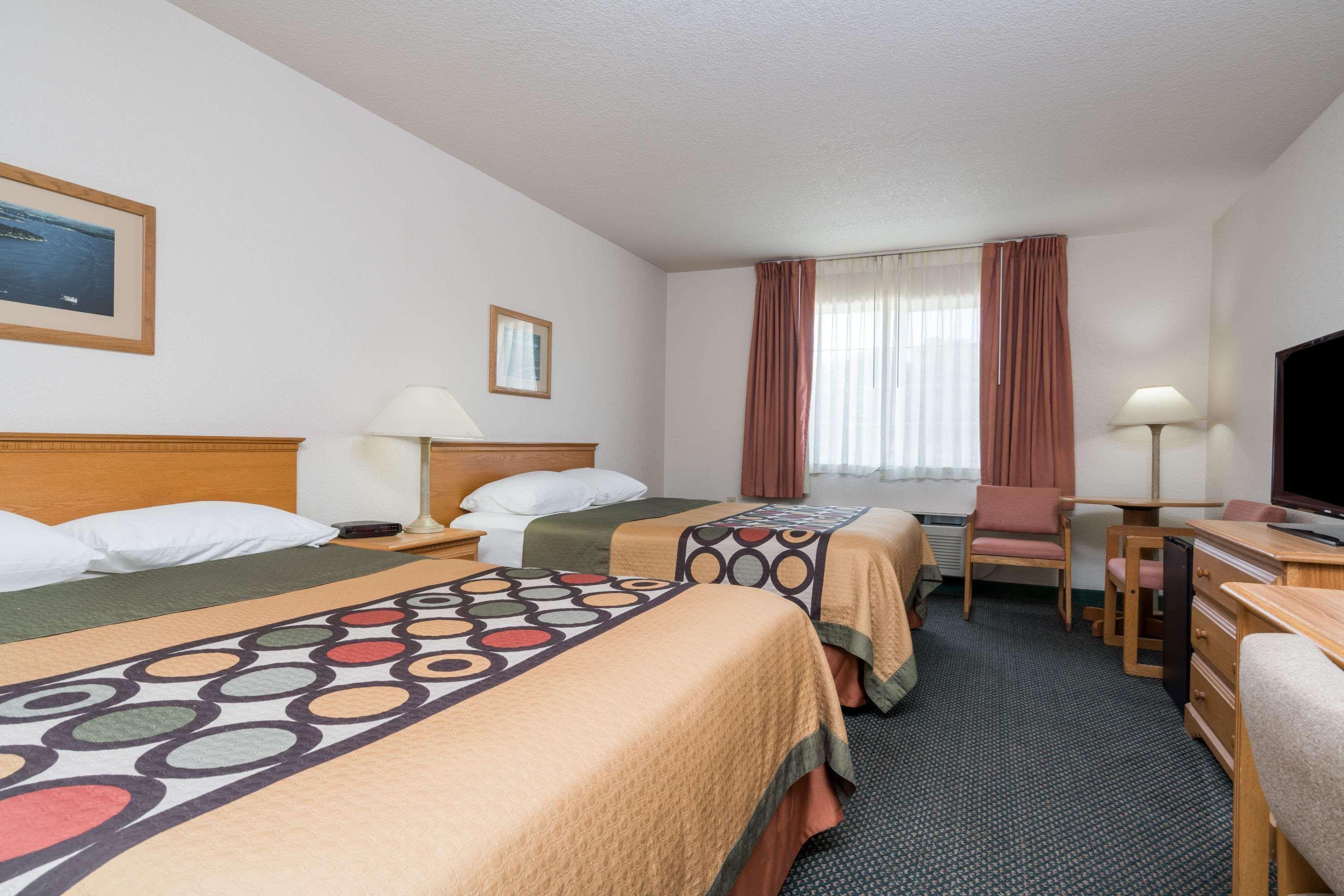 Super 8 By Wyndham Sheldon Hotel Bagian luar foto