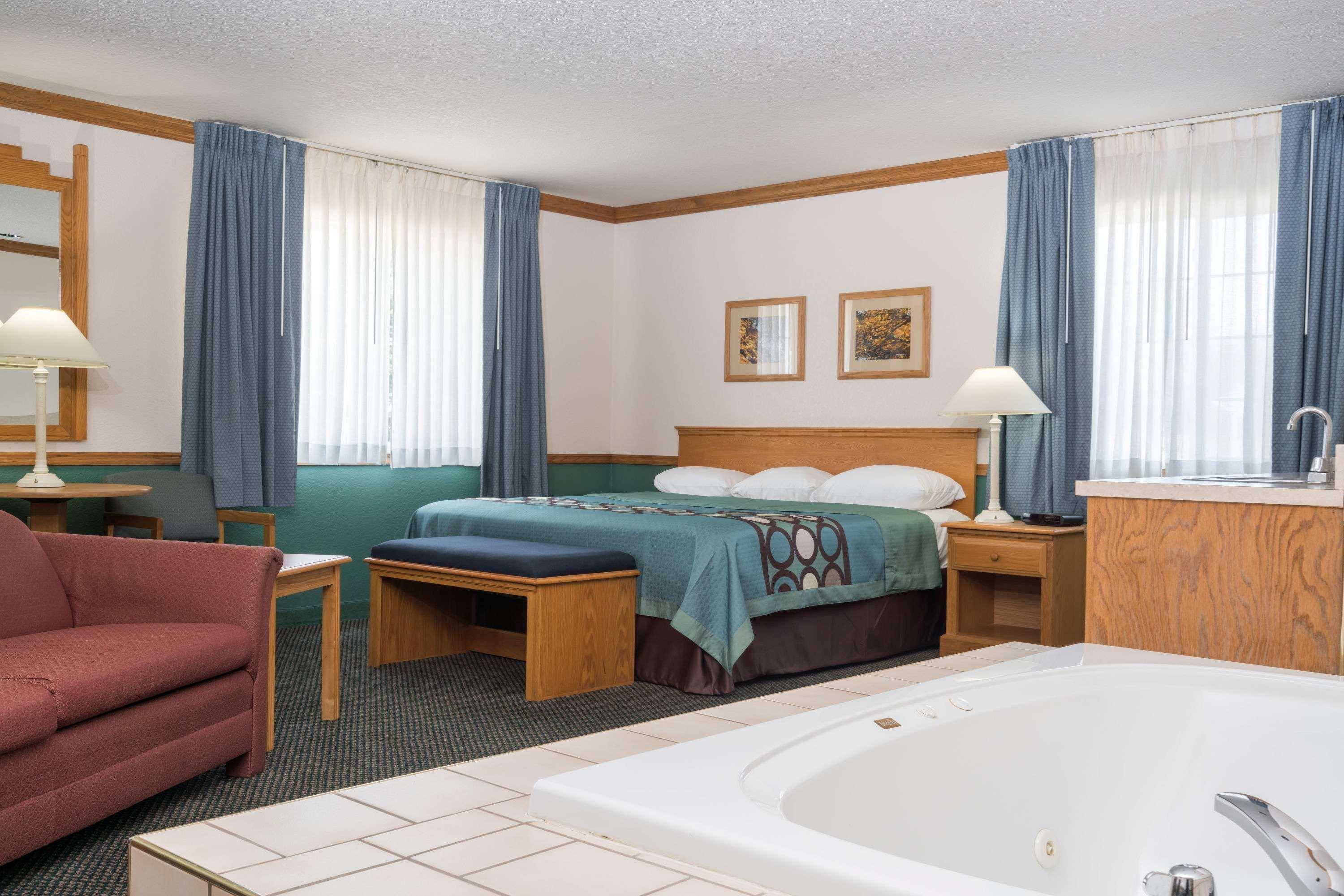 Super 8 By Wyndham Sheldon Hotel Bagian luar foto