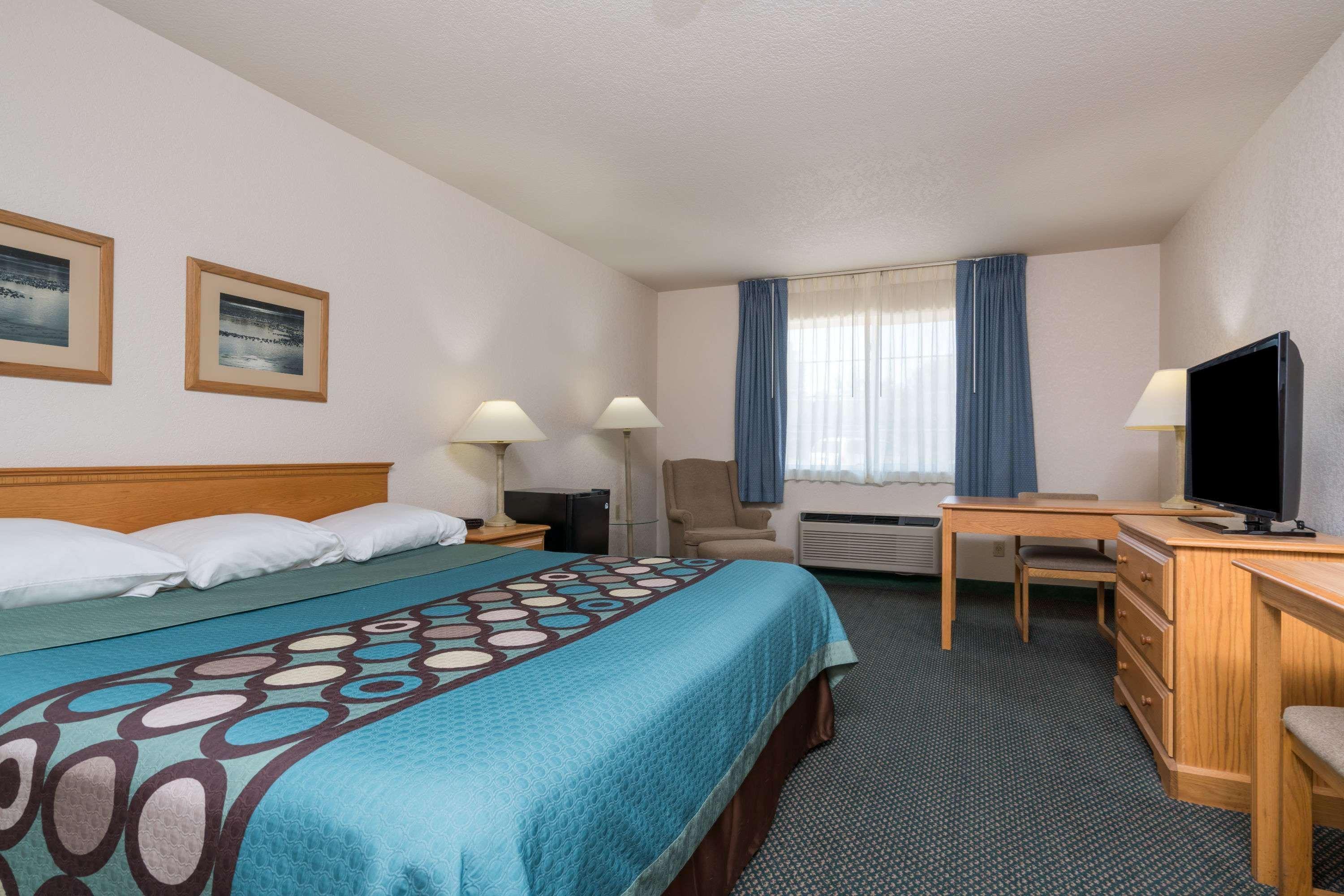 Super 8 By Wyndham Sheldon Hotel Bagian luar foto