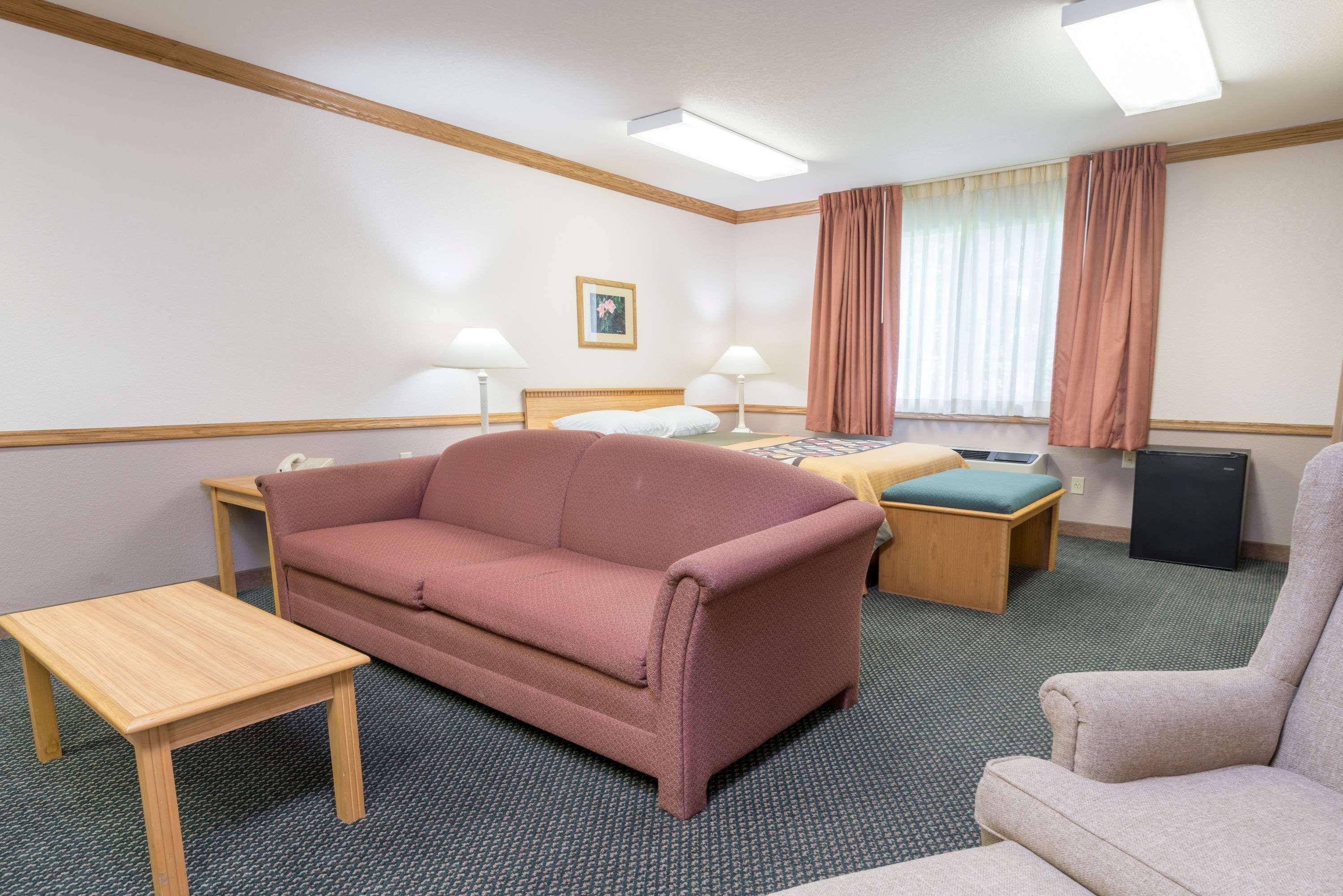 Super 8 By Wyndham Sheldon Hotel Bagian luar foto