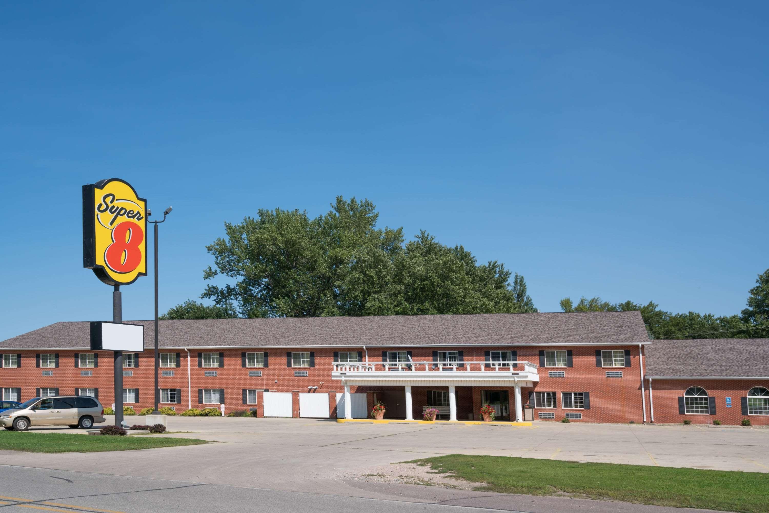 Super 8 By Wyndham Sheldon Hotel Bagian luar foto